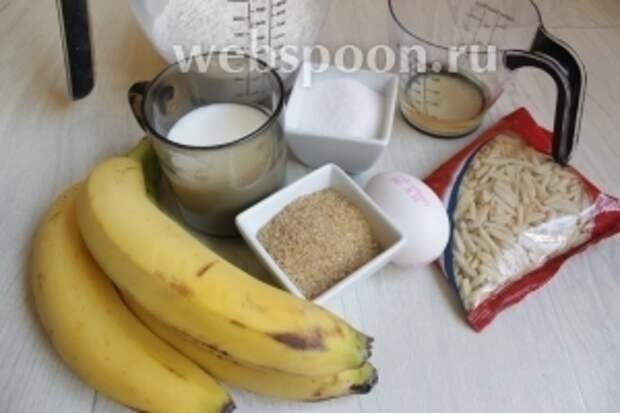 Возьмём такие продукты — муку, яйца, масло подсолнечное, кефир, бананы варенье (у меня инжирное), сахар и миндальные палочки.