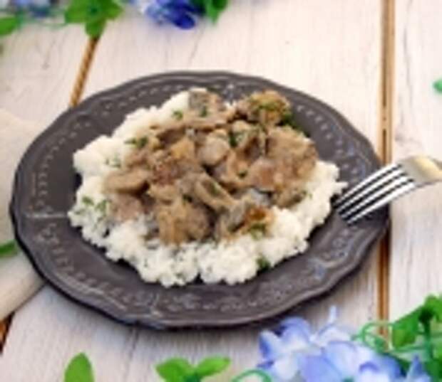 Куриная печень с маслятами в сметане
