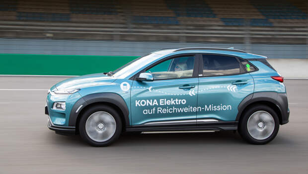 Hyundai kona,Hyundai kona electric. Необычный заезд прошёл в Германии на кольце Лаузицринг близ Клеттвица (земля Бранденбург). Использовалась короткая секция автодрома, треугольник с периметром 3,25 км.