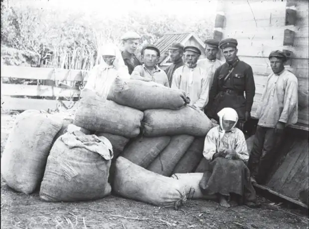 Раскулачивание крестьян. СССР, Донецкая область, село Удачное, 1930-ые годы. Раскулачивание крестьян. СССР, Донецкая область, село Удачное, 1930-ые годы.