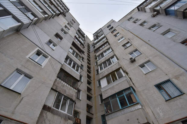 Причины падений детей из окон многоэтажек летом и и как избежать трагедий