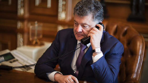 Президент Украины Петр Порошенко во время телефонного разговора Президент Украины Петр Порошенко во время телефонного разговора