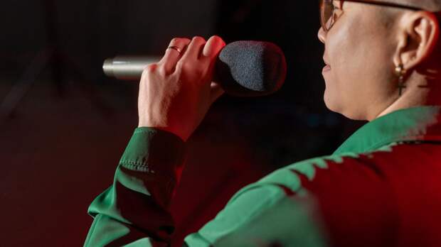 Джазовую певицу из Москвы ударило током от микрофона во время репетиции