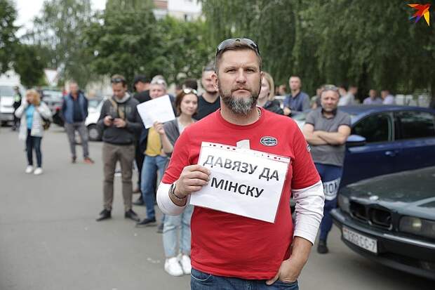 Люди помогают друг другу.