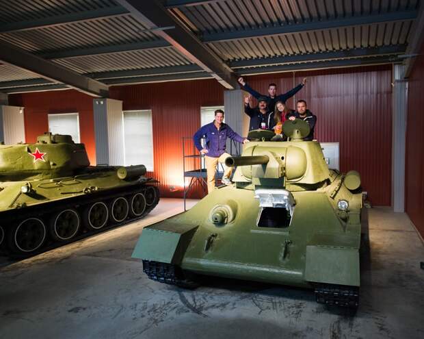 Этот танк провел полсотни лет в болотах в Подмосковье. Экипаж остался жив. В начале 21 века Т-34 отреставрировали на УралВагонЗаводе. Он вновь на ходу.