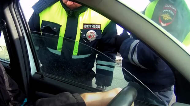 Зеркальные права: в чём опасность и как не получить чужие штрафы