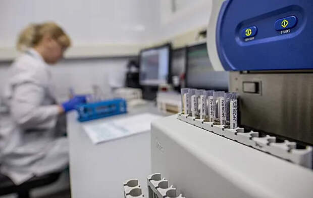 Роскачество: фенолы обнаружены в 12 марках школьных брюк для мальчиков