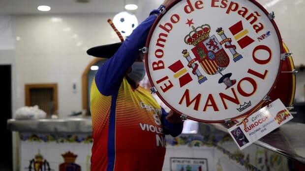 Знаменитый испанский болельщик Маноло продает свой барабан из-за коронавируса