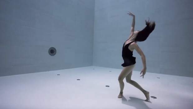 Джули Готье: Танец в самом глубоком в мире бассейне.