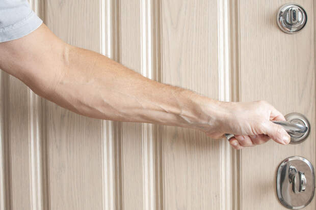 Mash: черные риелторы выживают уфимскую семью из квартиры песней Синий трактор