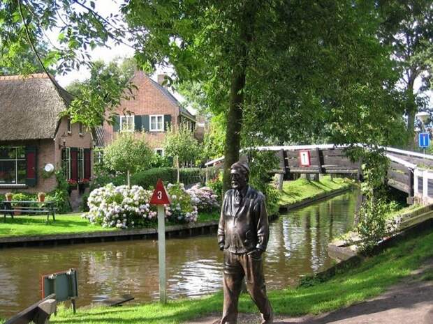 Памятник режиссеру Берту Ханстра, который сделал деревню Гитхорн популярной на весь мир.