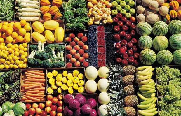 Овощи и фрукты радуют глаз.