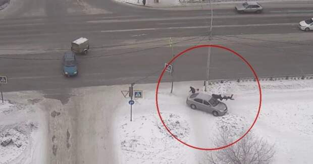 В Магнитогорске автомобиль вылетел на тротуар и сбил трёх человек, включая ребёнка