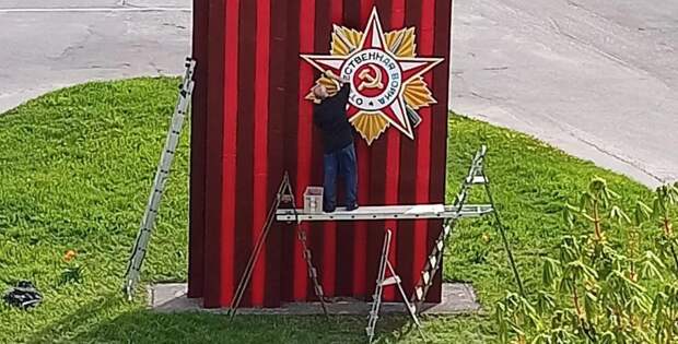 В поселке под Киевом обновляют мемориал с советской символикой