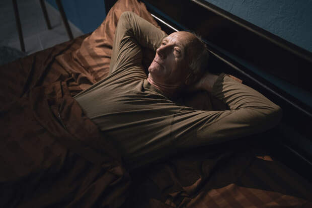 Врач Новиков: после 60 лет бессонница может указывать на депрессию и тревогу