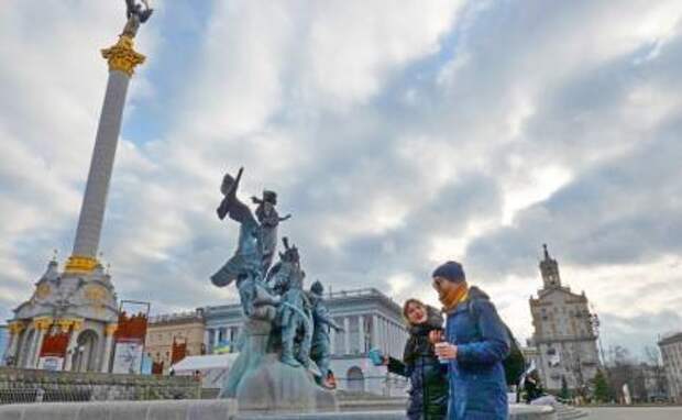 На фото: люди проходят мимо скульптуры основателей Киева на площади Независимости