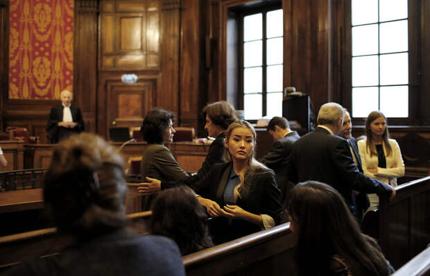 Дочь Мухтара Аблязова Мадина (в центре) на заседании апелляционного суда Лиона