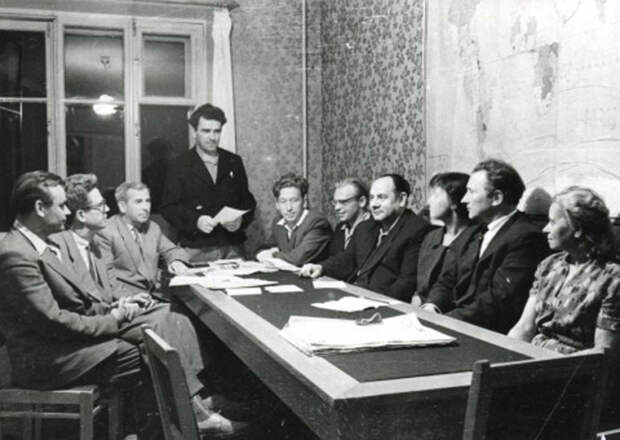 Так обычно выглядели заседания партийных комитетов. /Фото: dealpics.ru