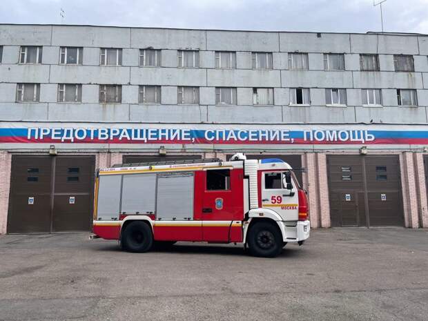 В подъезде дома на Полярной горел мусор
