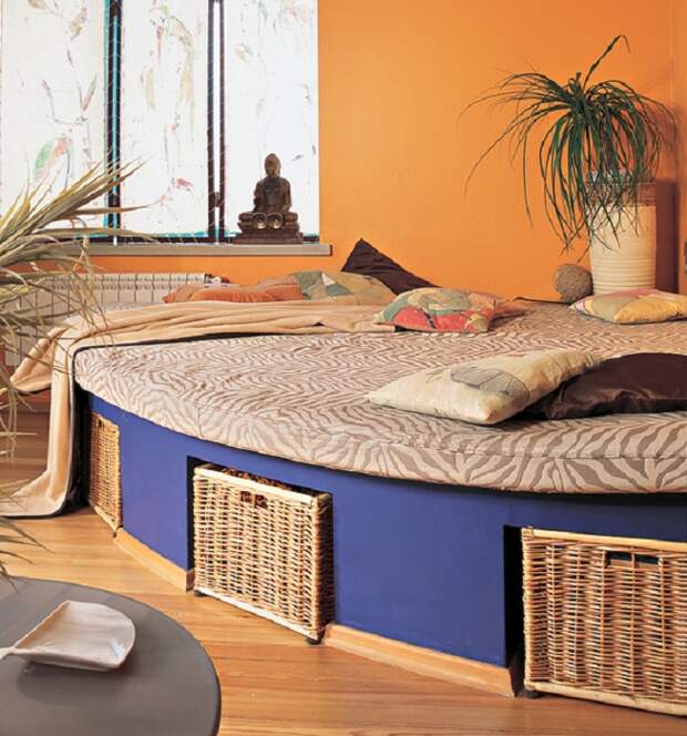 Очень яркое решение для преображения любимой кровати с удачными нишами под ней.
