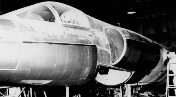Одним из вариантов снижения заметности U-2 было оклеивание самолёта радиопоглощающими панелями. Идея полностью провалилась. Панели не только работали не очень хорошо, но и мешали охлаждению самолёта в испытательном полёте, вызывая возгорание. 