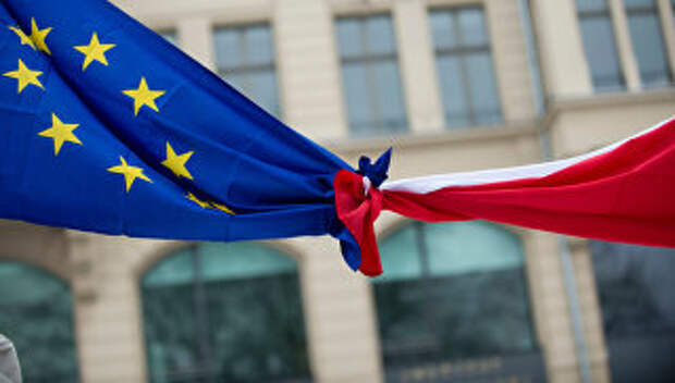 Флаги Евросоюза и Польши. Архивное фото