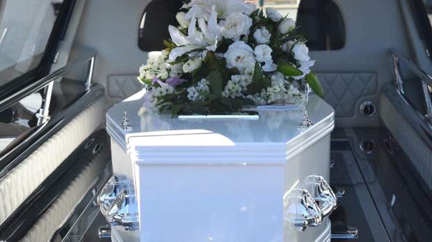 Гроб с покойником выпал из катафалка после ДТП в Татарстане