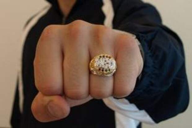 Перстень мужской. Кольцо печатка на пальце. Мужская золотая печатка на руке. Перстень чаушеску золотой 585. Печатка на мизинец.