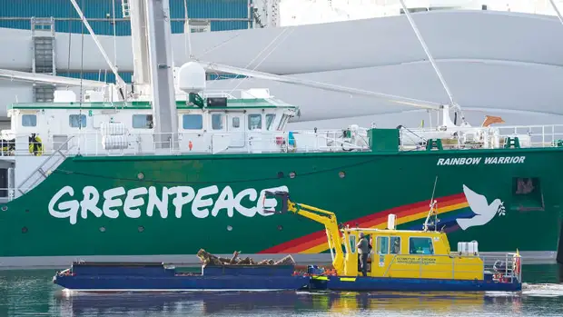Активисты Greenpeace заблокировали российский танкер в Норвегии в знак протеста