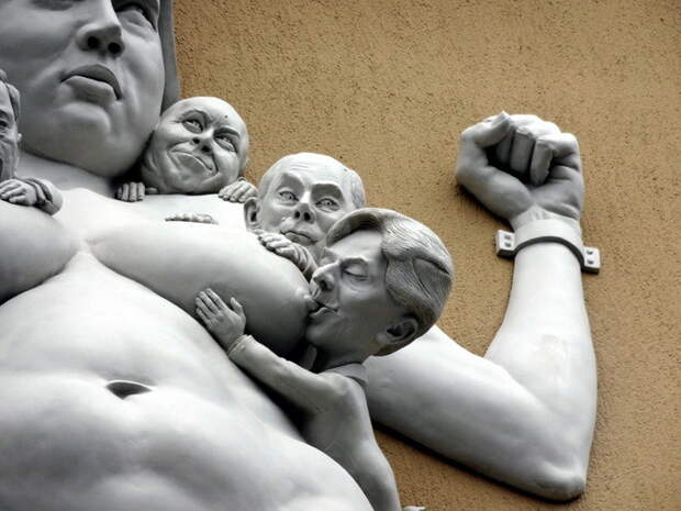 Верхний план скульптуры «Борьба за Европу» Скульптуры, истории, фото