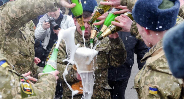 Бойцы Украины: всё пропьют и самолёт сожгут