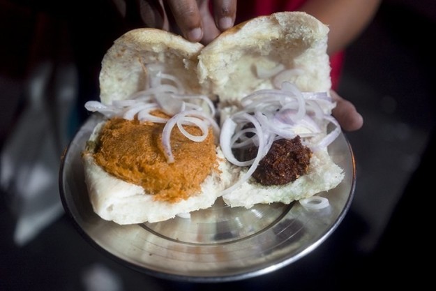 Бургер с куриной и говяжьей котлетками в Baba Shawarma and Kabab Corner, Mahim Пальчики оближешь, едим вне дома, индия, мумбай, национальный колорит, уличная еда