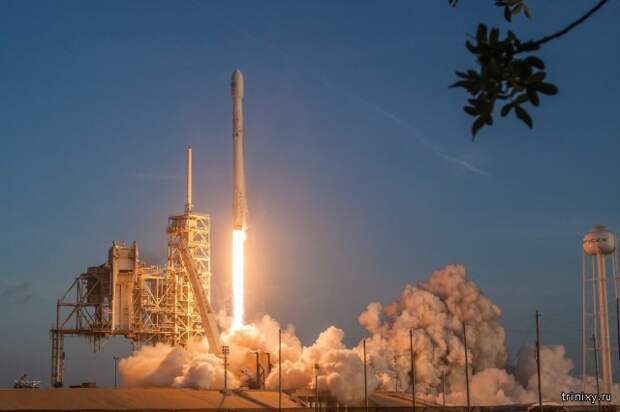 Falcon 9 вывел спутник-шпион на орбиту, а затем успешно приземлился (11 фото)