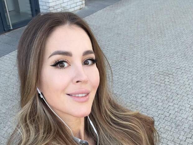 Анна Бузова показала тонкие ноги и худое лицо: «Завидую стройным красоткам»