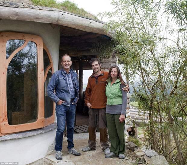 Пара построила эко-дом с тремя спальнями всего за £ 27 000,  используя вторичные материалы домик хоббита, своими руками, эко-дом
