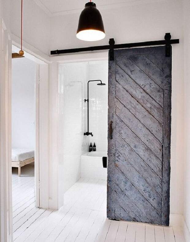 Удачное практичное решение создать раздвижные двери между комнатой и ванной.