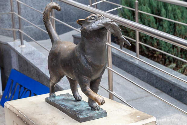Памятник коту в Крыму
