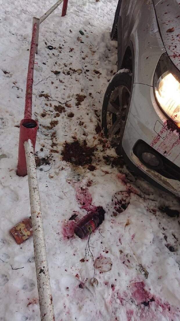 В Санкт-Петербурге припаркованный «Фольксваген» закидали банками с заготовками