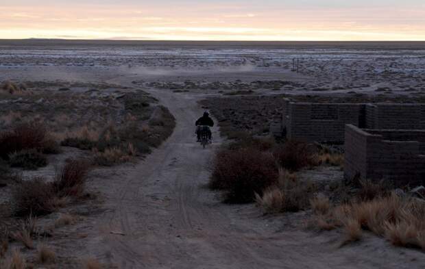 Солёное озеро Поопо в Боливии превратилось в пустыню