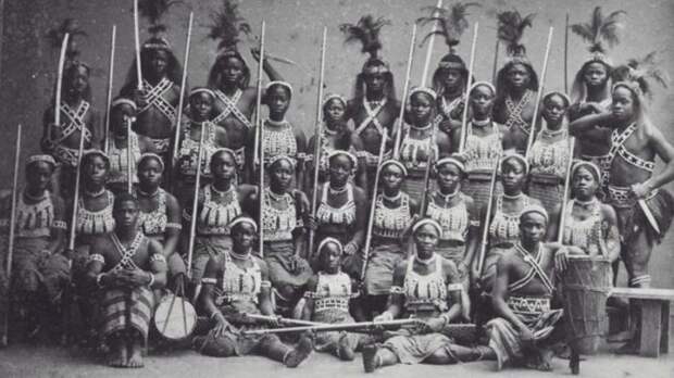 В западноафриканском королевстве Дагомея существовало воинское формирование целиком состоящее из женщин. Многие французские солдаты поначалу отказывались стрелять в этих амазонок, из-за чего несли большие потери исторические факты, история, факты, человечество