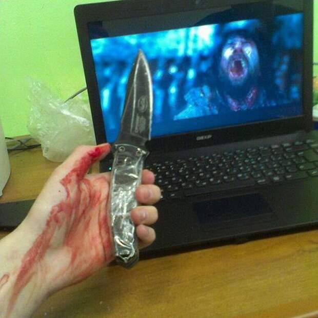 Этот снимок с ножом в руке стал страшным пророчеством… 