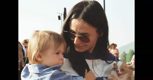 Деми Мур показала, как двухлетняя внучка поздравила её с днём рождения