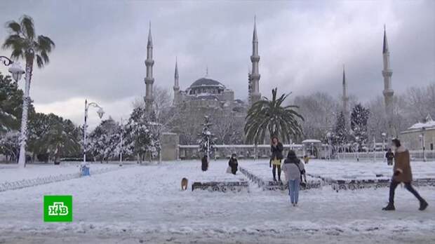 В Турции снегопад парализовал движение на земле, воде и в воздухе