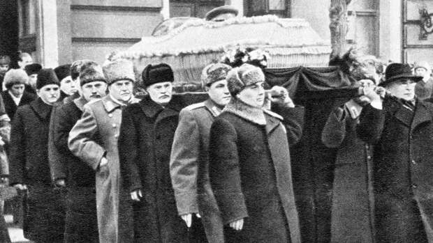 Руководители партии и правительства Лаврентий Берия (1справа), Георгий Маленков (1 слева), Вячеслав Молотов (3 слева), Николай Булганин (4 слева) и Лазарь Каганович (5 слева) несут гроб с телом Иосифа Сталина.