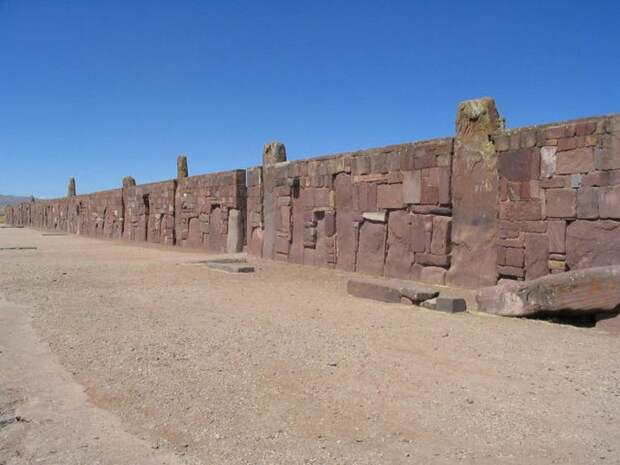 Стены вокруг храма Каласасайя