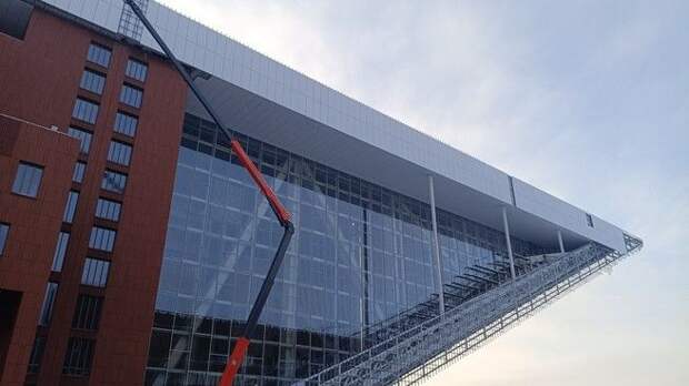 В Калининграде установили витражи для филиала Большого театра