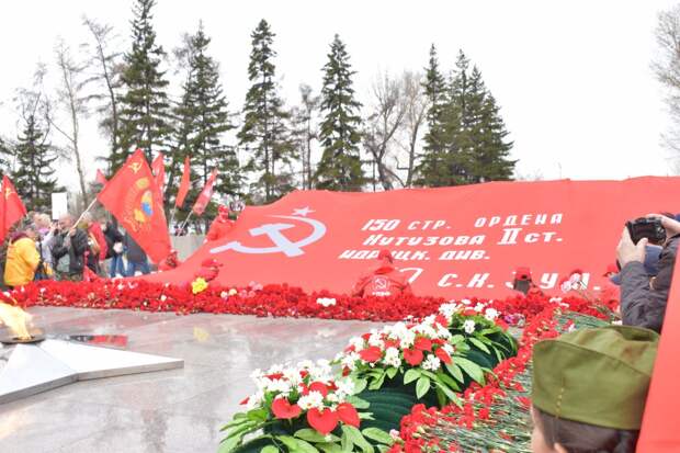 В Иркутске провели шествие к Вечному Огню с огромной копией Знамени Победы