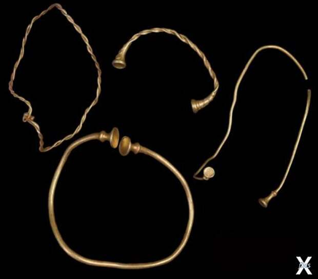 Золотые гривны из Ликфрита. Фото: Joe Giddens / PA Archive / PA Images /Archaeology