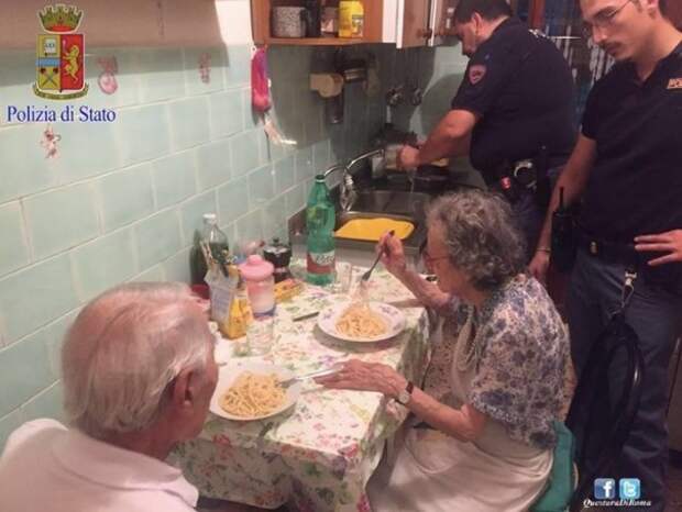 Полицейские из Рима приготовили пасту и составили компанию 84-летней местной бабушке и ее 94-летнему мужу.