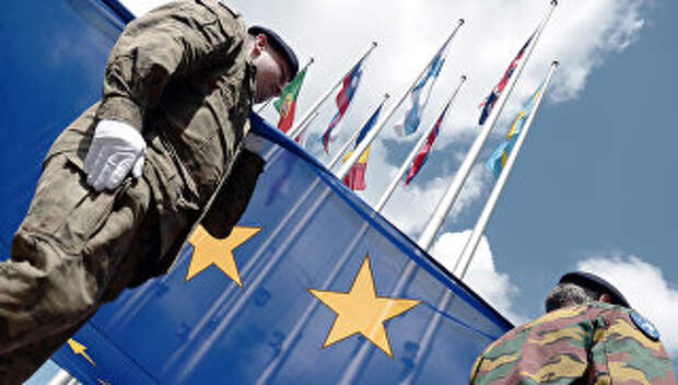 Солдаты отряда Еврокорпуса c флагом ЕС